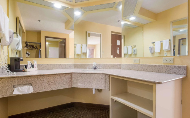 Quality Inn & Suites CVG Airport