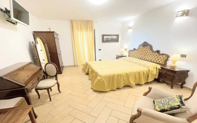 24 Guests - Heartbreaking Lake View and Pool