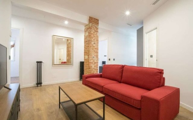 Spacious Double Room in an Apartment With a Private Balcony, in Madrid