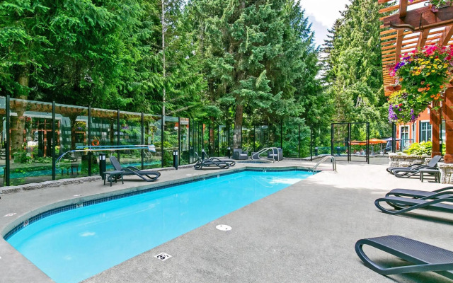 Alpenglow Lodge Family Studio with Sofa Bed by MVA