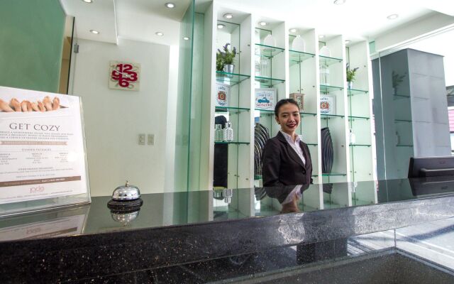 Jade Hotel & Suites