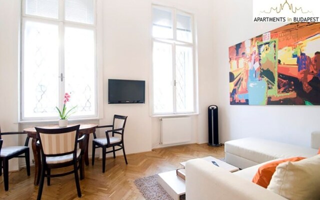 Opera Mezzanine Apartment - Historic Building With High Ceiling, A/c, Free Wifi