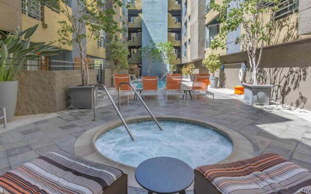 HOLYWOOD HILLS !!! 2BED Studio !!!