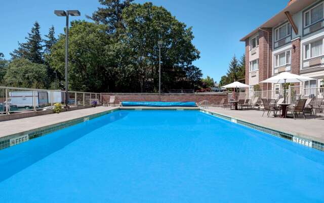 Holiday Inn Victoria Elk Lake by IHG