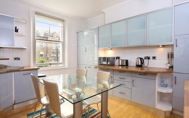 A Bright &Spacious 2 Bed Apt in West Kensington