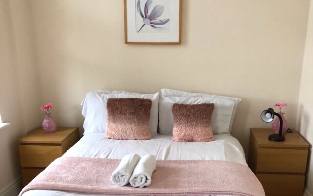 2 Bed Flat by Shoreditch Station Zone 1