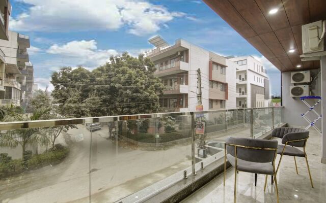 Lime Wood Stay Near Huda City Centre