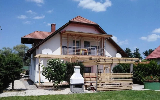 Ferienwohnung mit Pool direkt am See 1