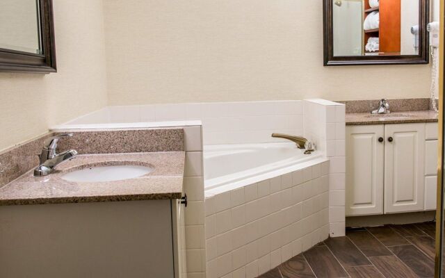 Country Inn & Suites by Radisson, Muskegon, MI