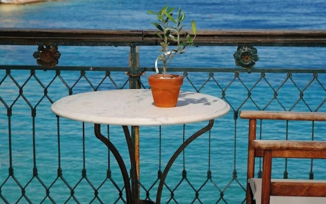 Seaside Neoclassical Property in Vaporia Ermoupoli