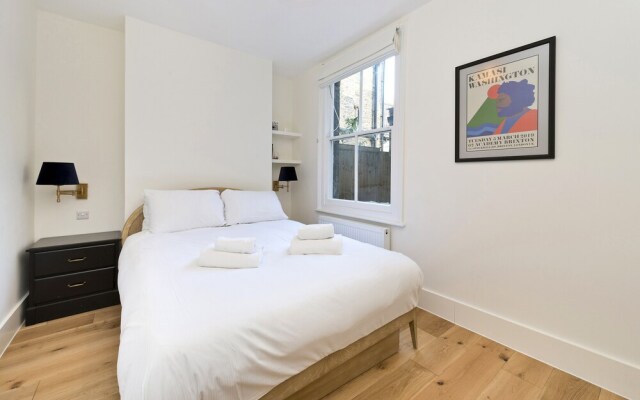 Superb Maisonette With Patio Garden Close to Battersea Park by Underthedoormat