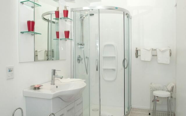 99 Tihi Rd Bed & Breakfast