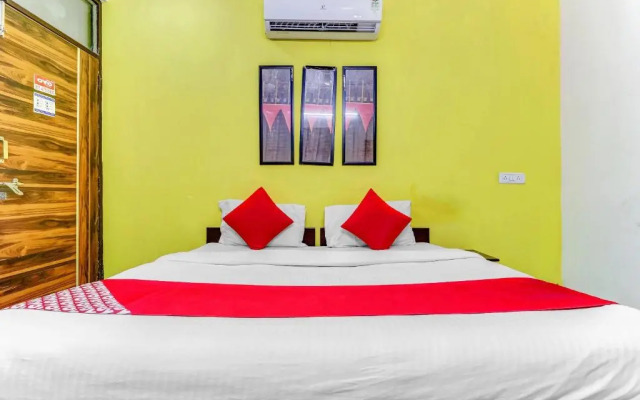 OYO Flagship 70237 Cozy Stay Deluxe
