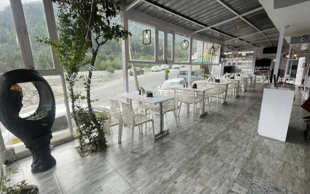 Singh Saab Rooms & Cafe