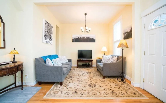 Artisan Victorian Spacious Backyard Great Location