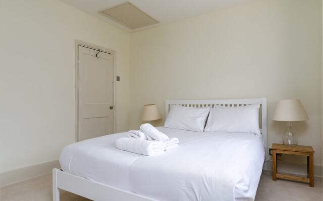 Marvelous 3BR Kennington House w Garden by GuestReady