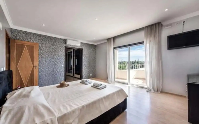 Stunnig 5 Bedroom Private Pool Villa With Cinema Room