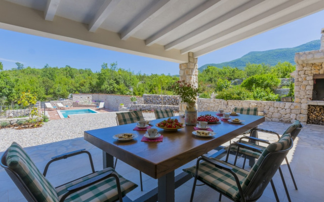 Rustic Villa Fragola With Heated Pool