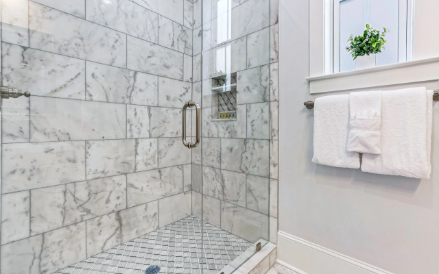 Spacious 5BR Urban Retreat with Balcony & Pool