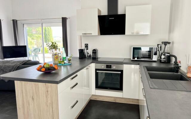 Holiday Home in Pouzols-Minervois with Private Outdoor Pool