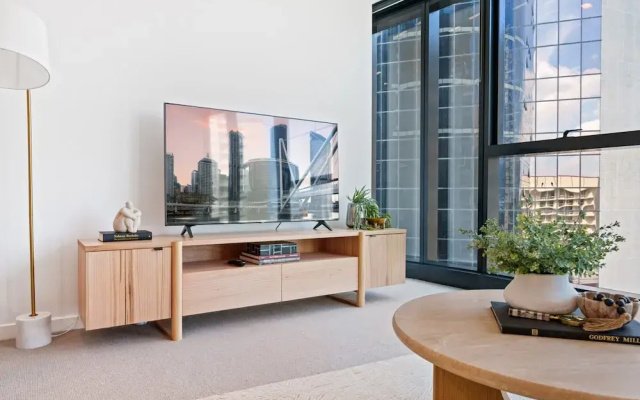 CBD High-rise 1-bed With Pool, Gym & Views