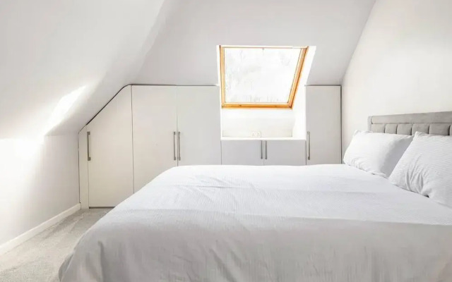 Stunning 5 Bedroom Large Apartment With Parking