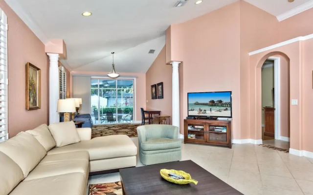 Tuscan Vacation Rental. Stylish 3-Bedroom Getaway Near Vanderbilt Beach Enjoy a Private Pool, Spacious Layout, and Modern Comforts Perfect for Families, Groups, and Pet-Friendly Stays