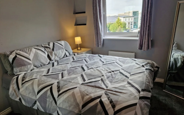 Stylish 2-bed Apartment - Sleeps 4, Parking & Wifi