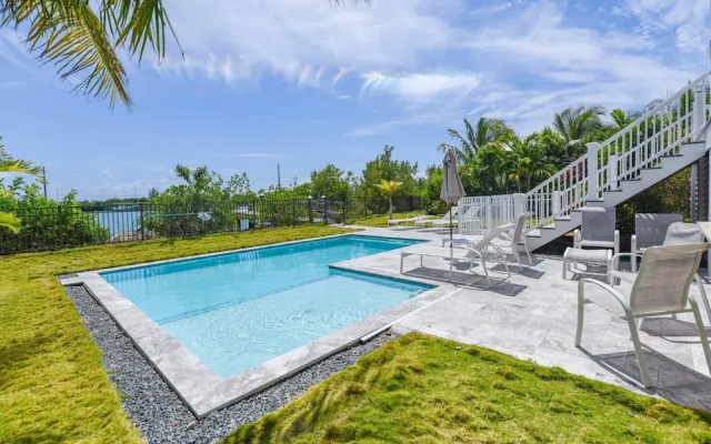 Springtide House by Brightwild Waterfront Pool