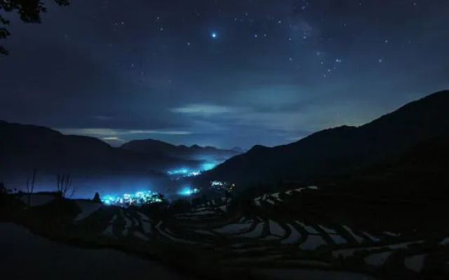 Jiangling Scenery Inn