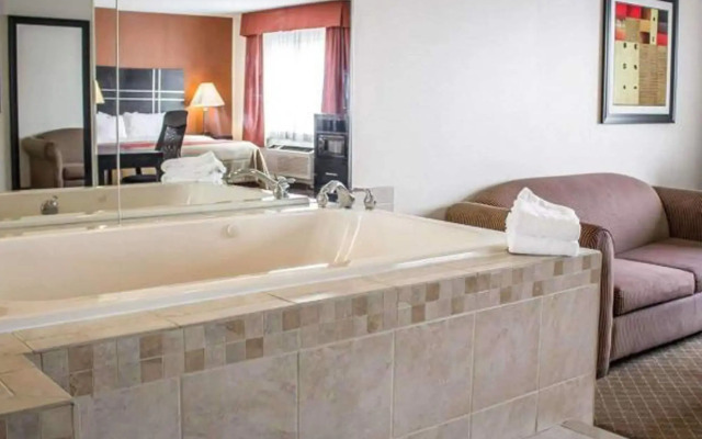 Norwood Inn & Suites North Conference Center