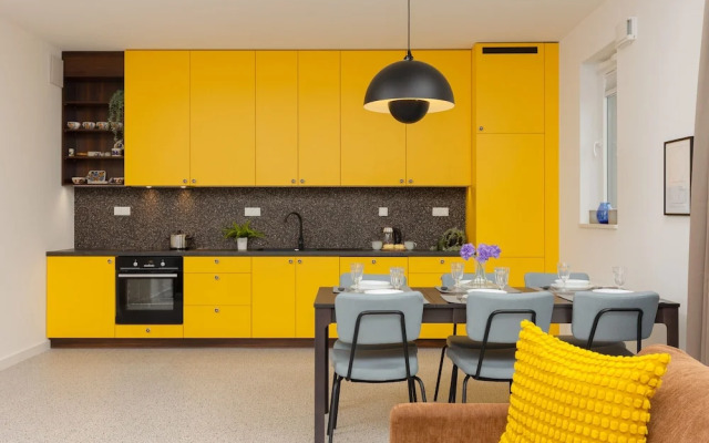 Sunny & Elegant Apartment by Renters