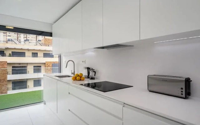 Urban Retreat W/Parking, Elevator & Ac By Benfica Stadium