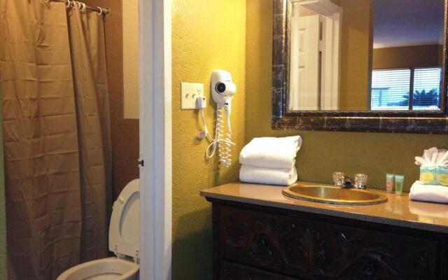 Monroes On The Lake Hotel & Banquet Hall