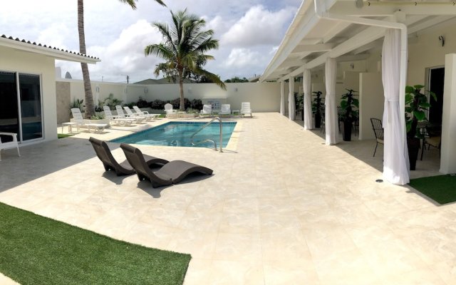 Palm Beach Stunning Villa 13-beds 10-baths -26ppl