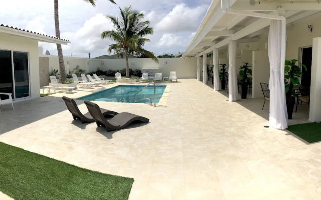 Palm Beach Stunning Villa 13-beds 10-baths -26ppl