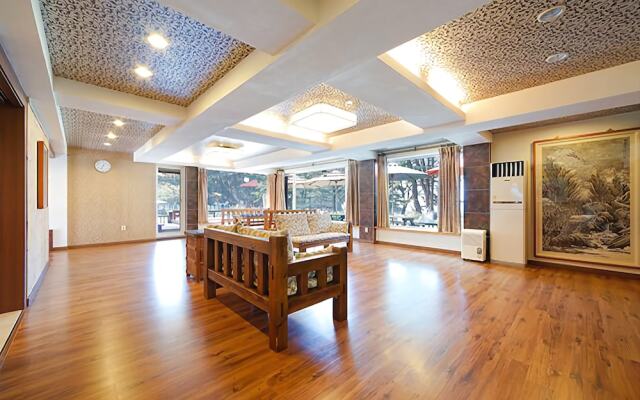 Taean Jaderak Pension