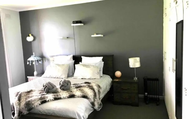 Modern comfort, central 2 bedroom apartment