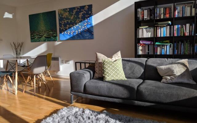 Stylish Canal-side Flat with Balcony