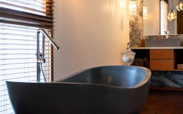 Luxury Private Loft, 2 BR, Canggu With Staff
