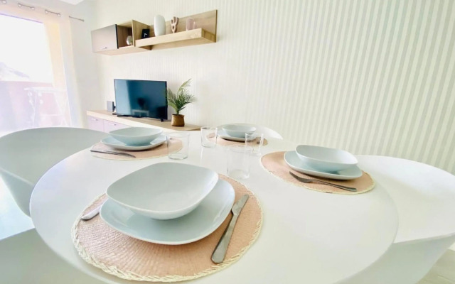 Enjoy Sunsets at Fully Equipped 2BR Oceanside View