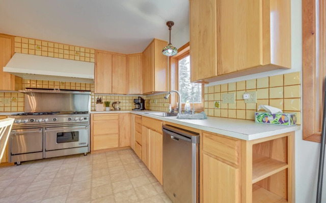 On-site Kenai River Fishing: Soldotna Apartment!