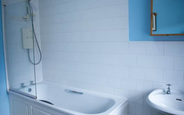 Traditional 3 Bedroom Apartment in Central Edinburgh