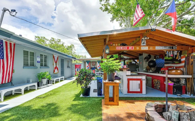 Outdoor Entertainment Area: Clearwater Condo!