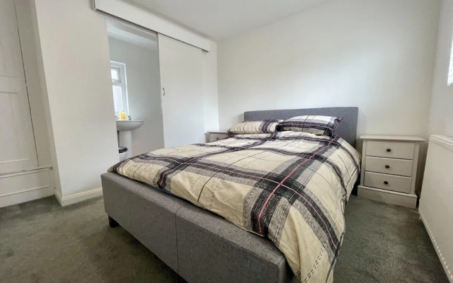 Impeccable 2-bed Apartment in Scarborough