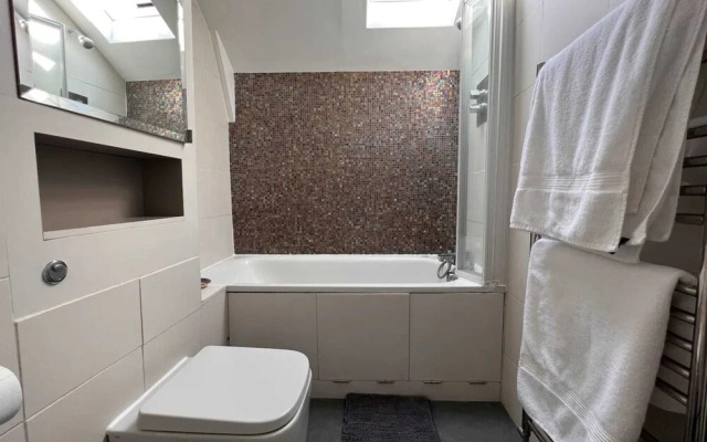 Stylish 1 Bedroom Top Floor Apartment in Highgate