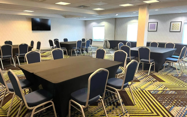 Holiday Inn Express & Suites Waukegan by IHG