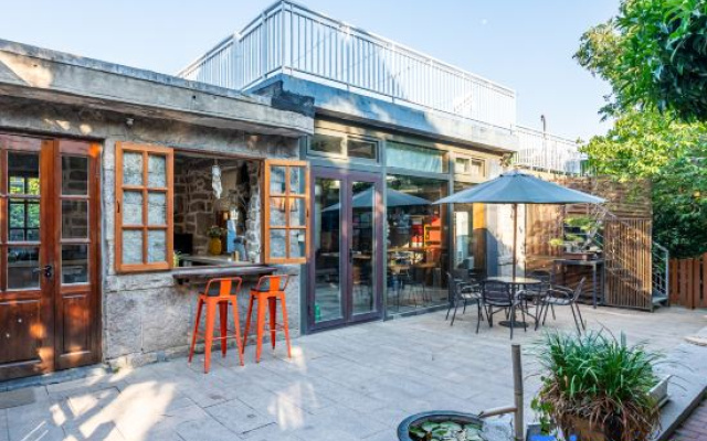 Quequer returned to the courtyard – Outside – Qingdao