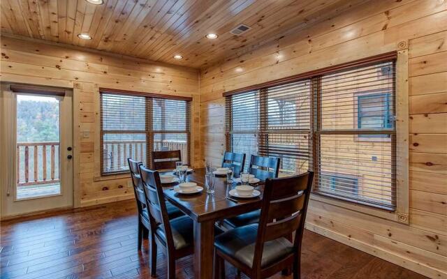 Majestic Manor - Three Bedroom Cabin