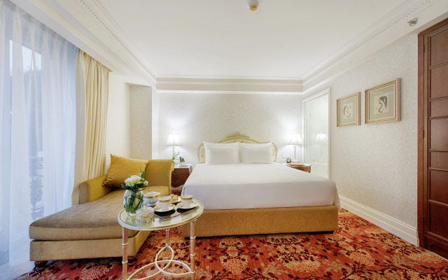 Apricot Hotel